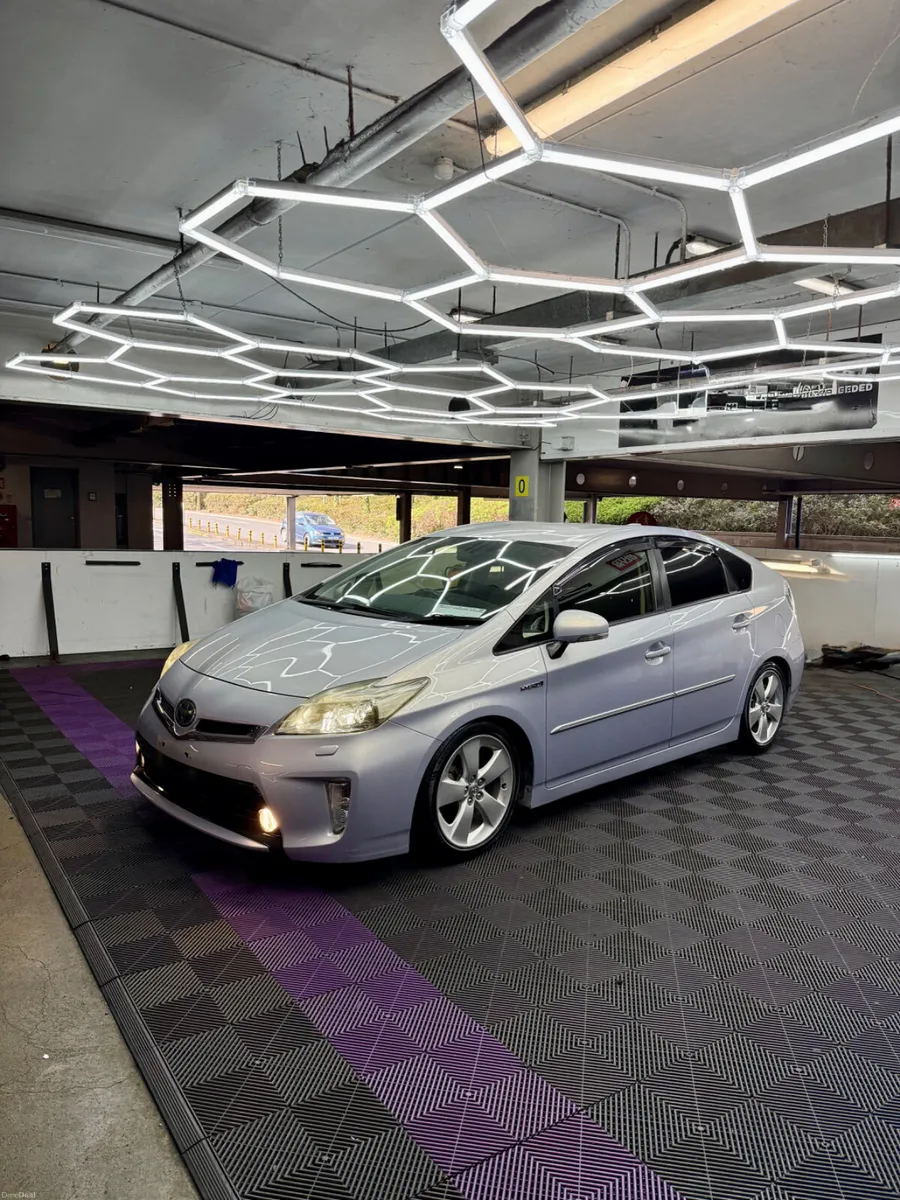 13 Toyota Prius 1.8 Hybrid - VERY HIGH SPEC - Image 2