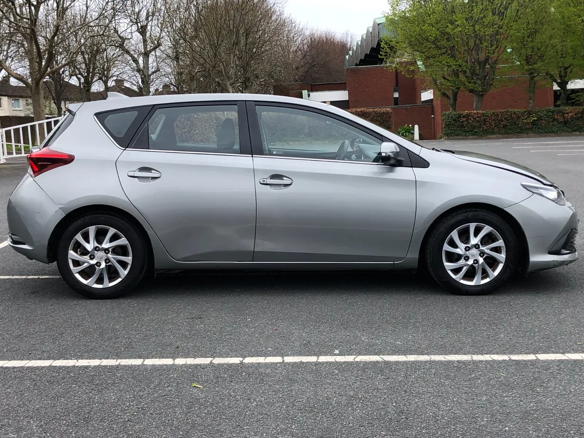 Toyota Auris 2016 1.4D4D,LIGHT DAMAGE ON THE FRONT - Image 1
