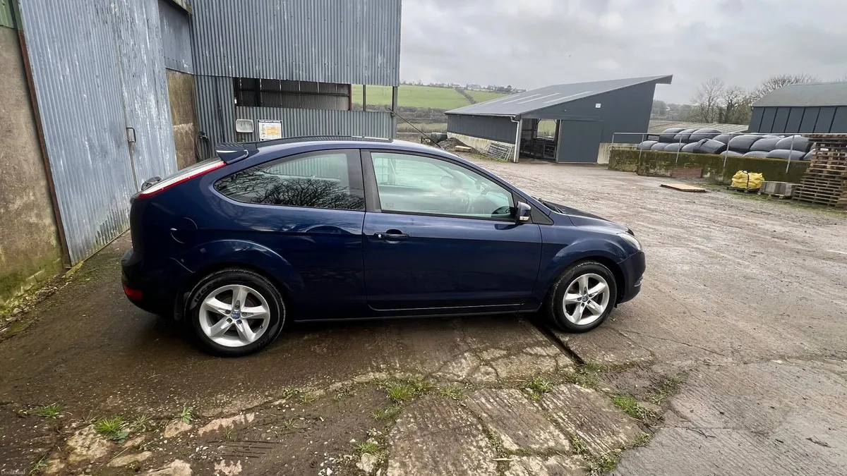 Ford Focus 2010 - Image 2