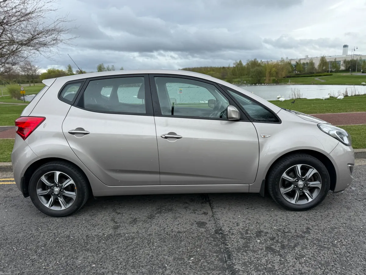 ONE OWNER 33k MILES DELUX MODEL - Image 4