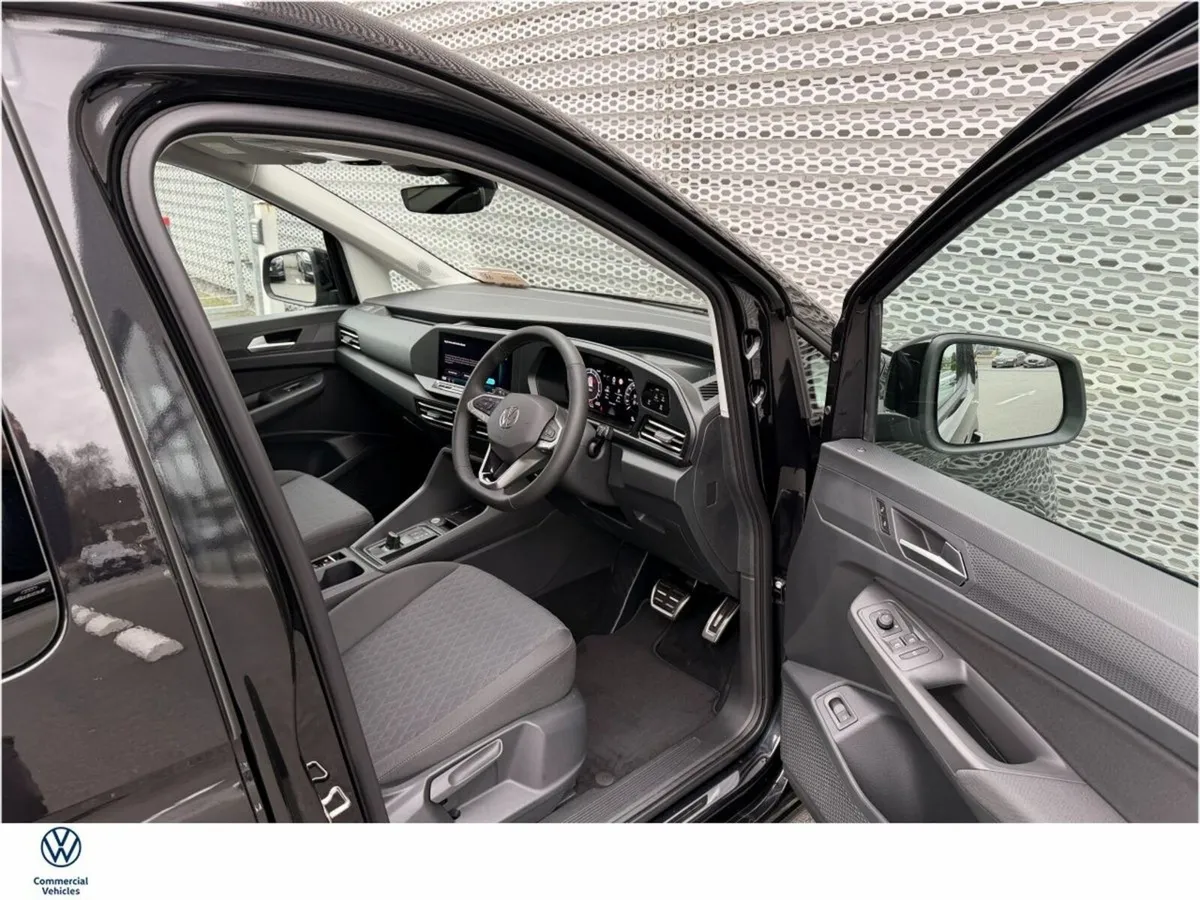 Volkswagen Caddy Maxi Life DARK LABEL 1.5L PHEV 11 - Image 2