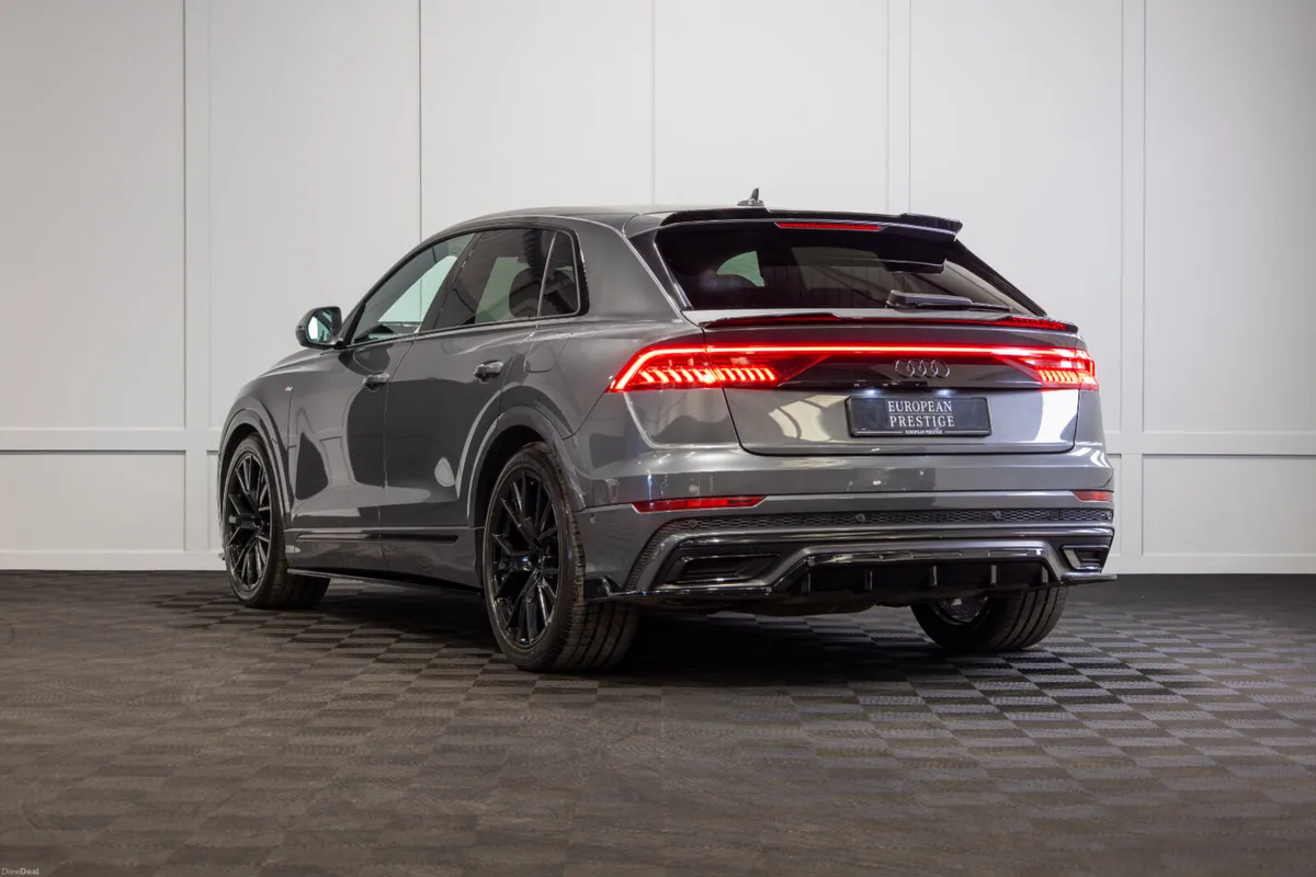 212 Audi Q8 55 TFSIe S-Line Quattro - Image 4