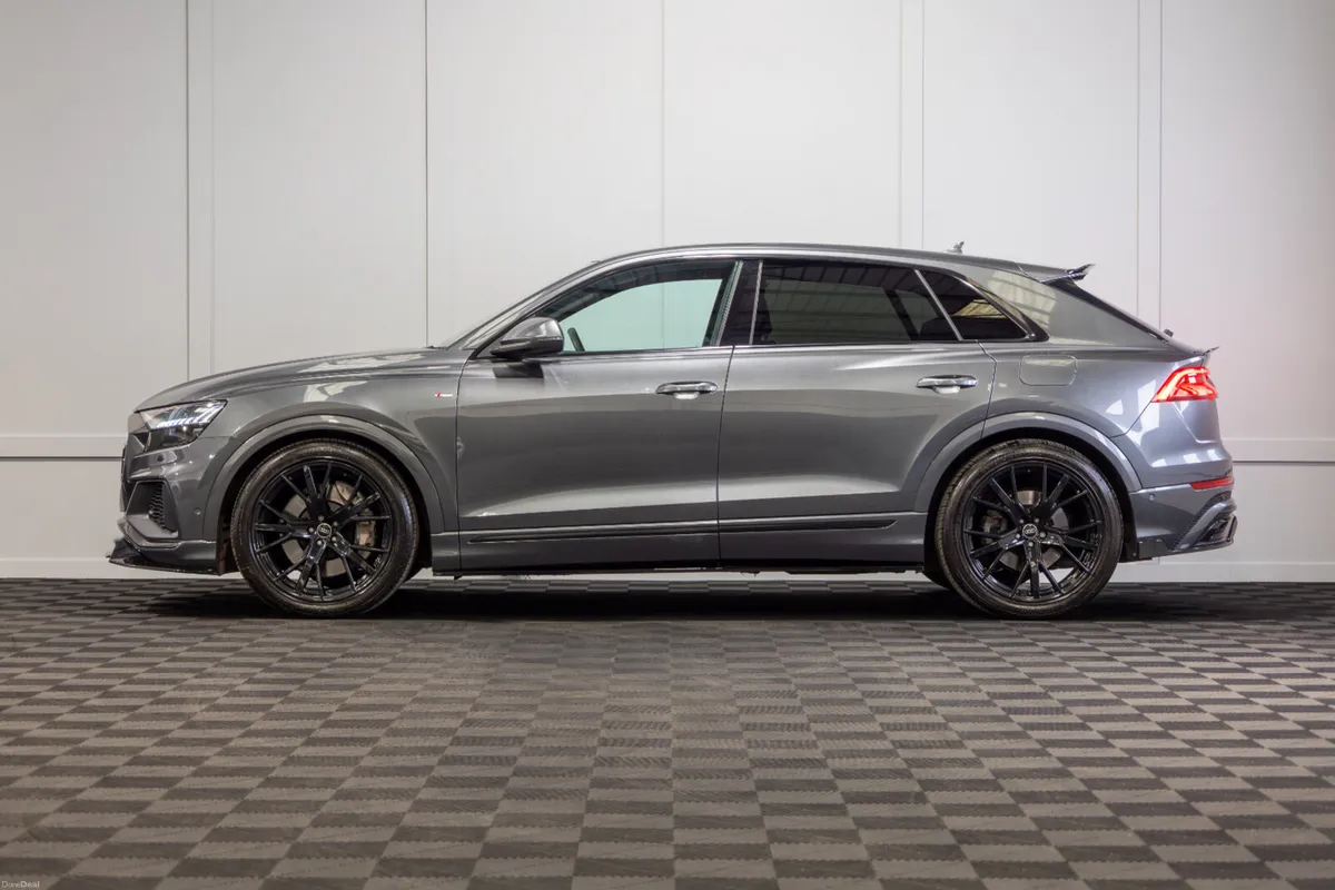 212 Audi Q8 55 TFSIe S-Line Quattro - Image 3