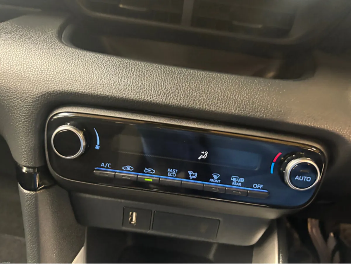 Toyota Yaris 1.5 HYBRID LUNA 4DR AUTO - Image 4