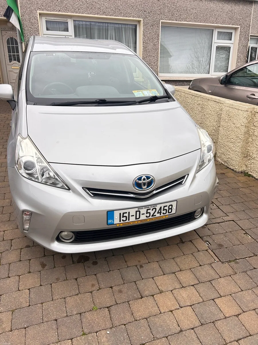 2015 Toyota Prius Alpha - Image 1