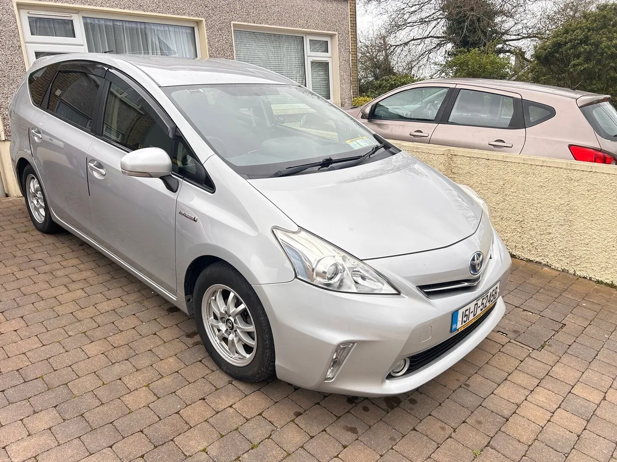 2015 Toyota Prius Alpha - Image 3