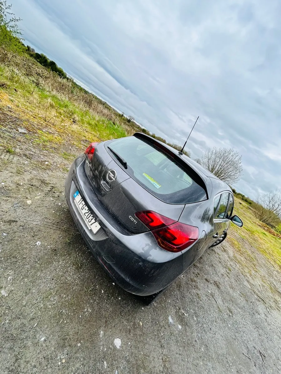 Opel Astra 2011 - Image 2