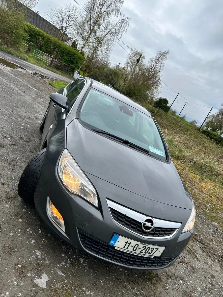 Opel Astra 2011 - Image 1