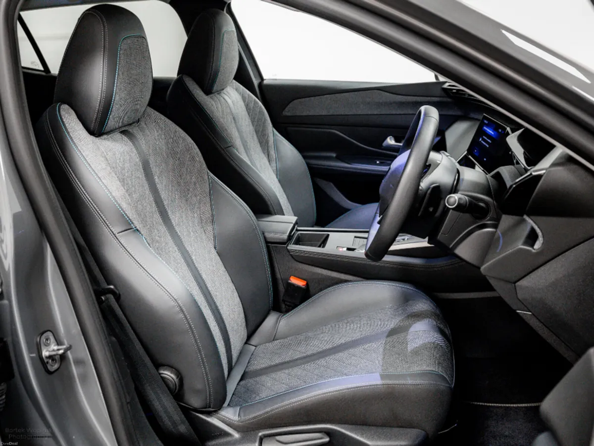 Peugeot 408 Allure 1.6 Plug-in Hybrid Auto 180HP - Image 3