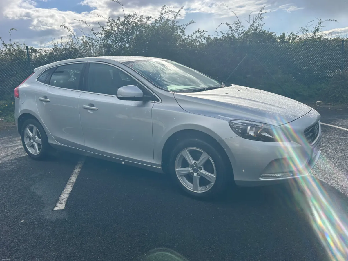 Volvo V40 2014 - Image 1