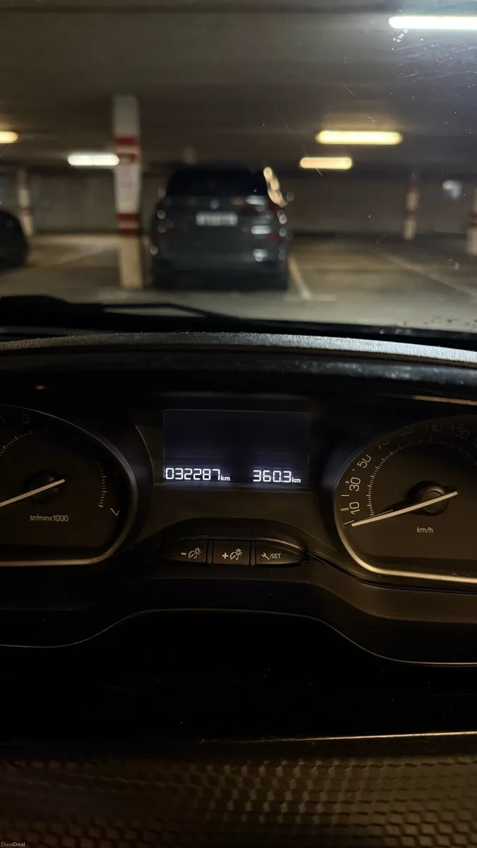 2016 Peugeot 208 - only 32,000 KM - Like New - Image 4