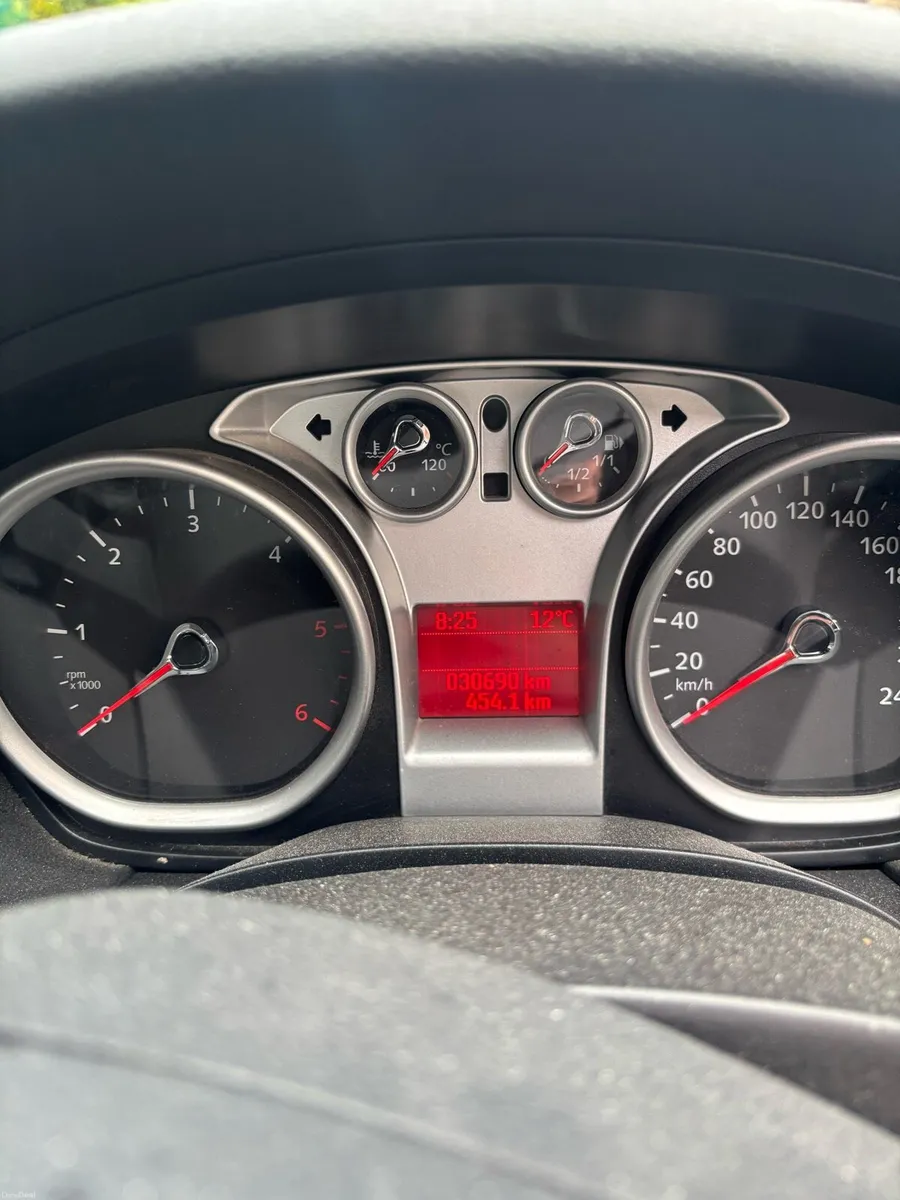 Ford Focus 2010, low mileage, excellent condition! - Image 1