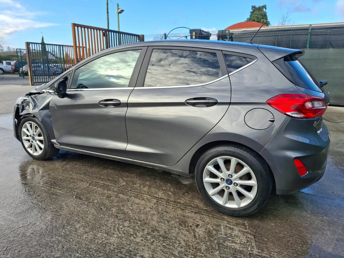 172 Ford Fiesta Titanium Light Damage - Image 4