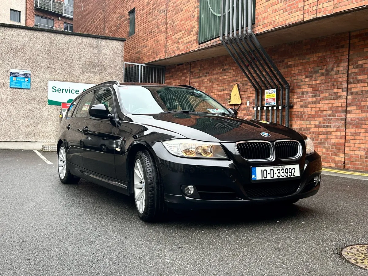BMW 320i Estate 2010 Petrol - Image 1