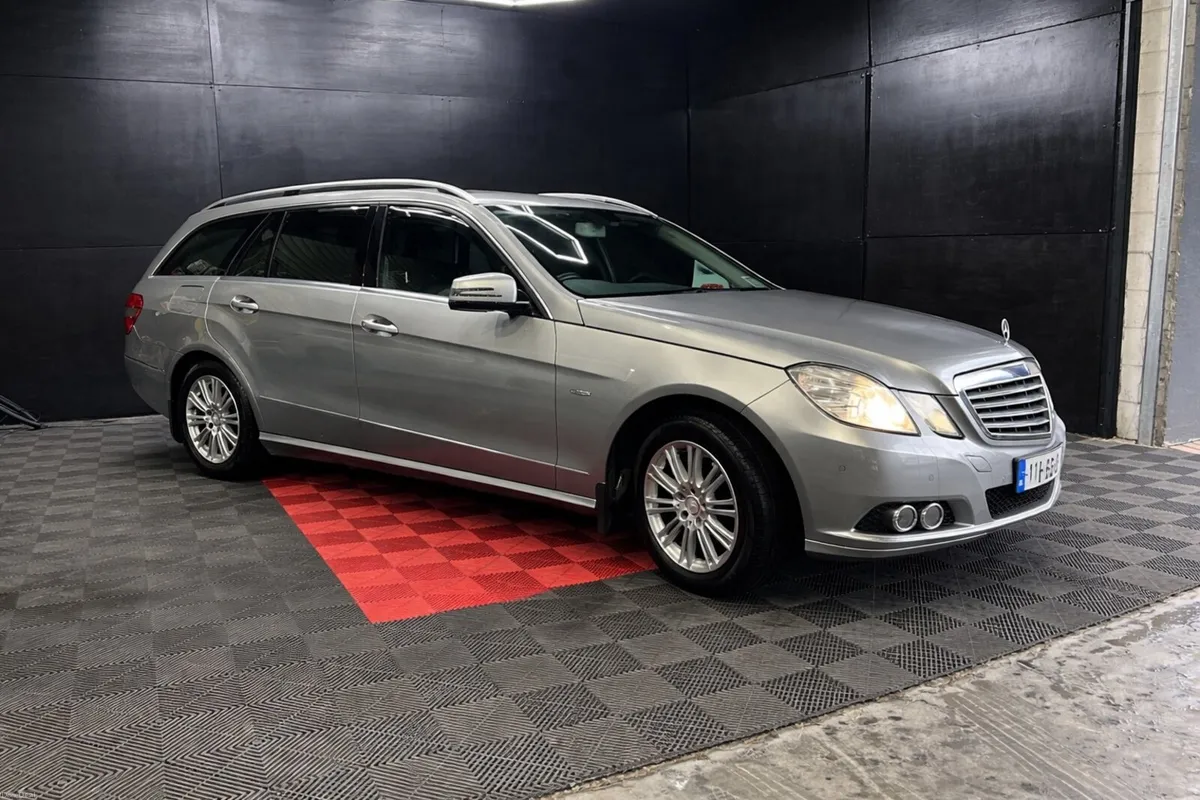 2011 Mercedes-Benz E220 CDI, BlueEfficiecy, Auto - Image 2