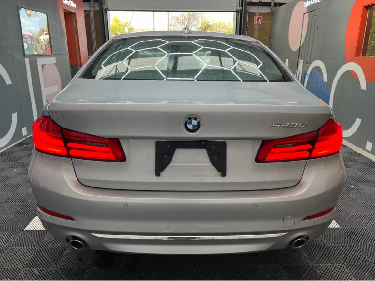 BMW 5-Series 2019 BMW 523D LUXURY 2.0 AUTOMATIC / - Image 3