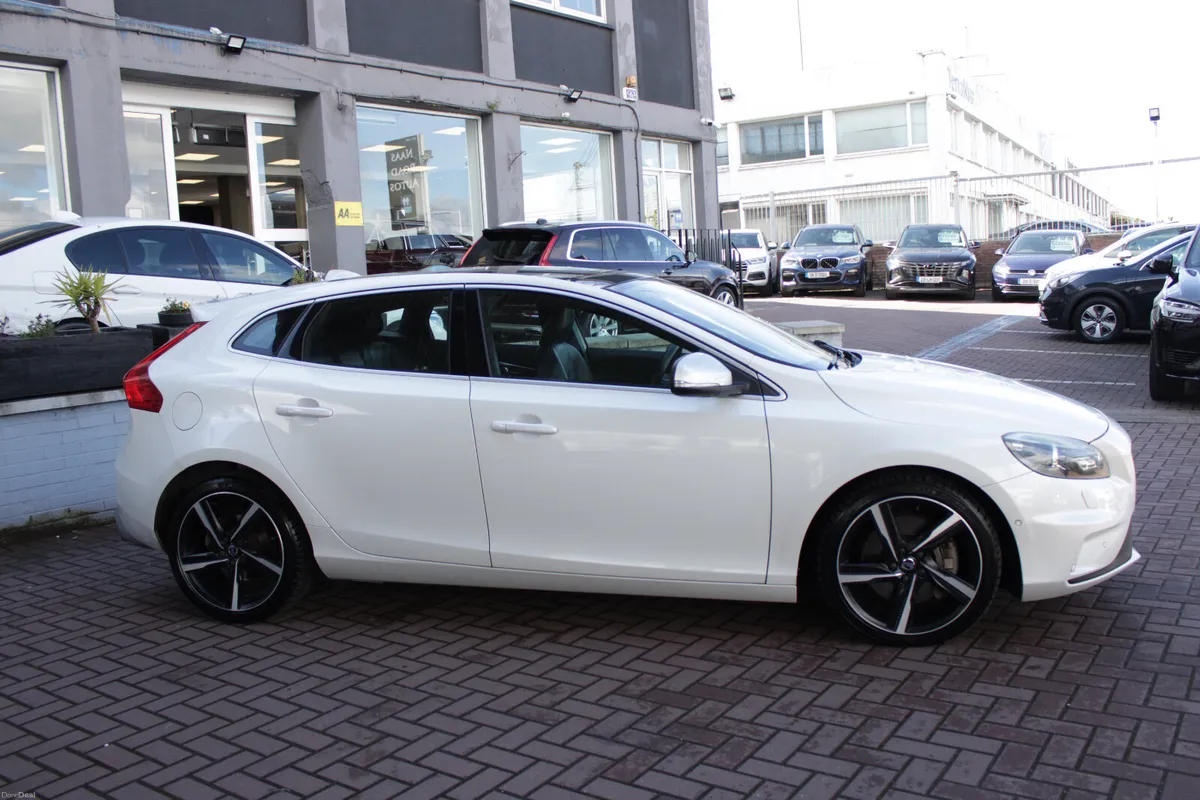 2016 VOLVO V40 ESTATE 2.0 D4 5DR AUTO - Image 3