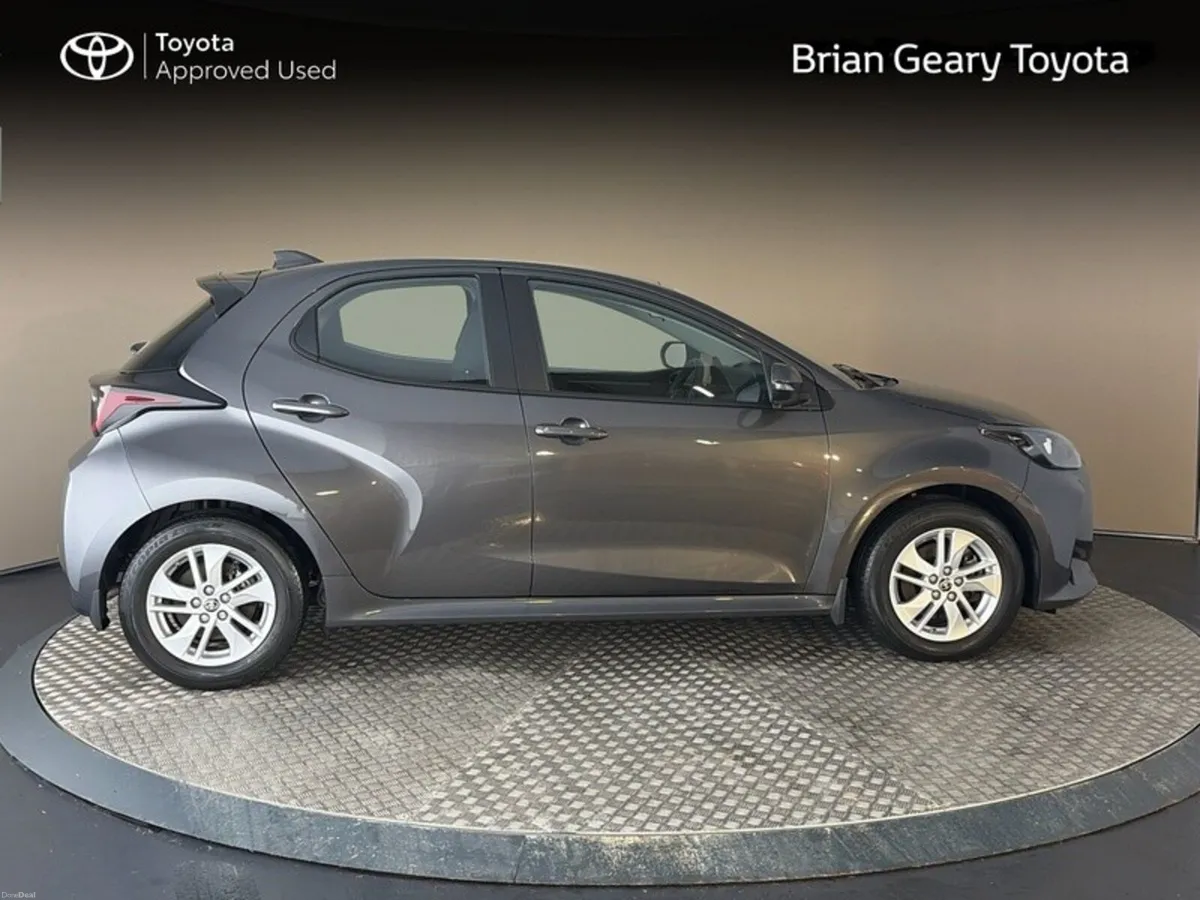 Toyota Yaris HYBRID LUNA - Image 3