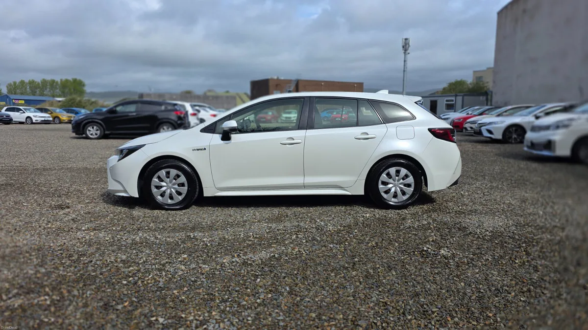 2019 Toyota Corolla Touring Hybrid - Image 4