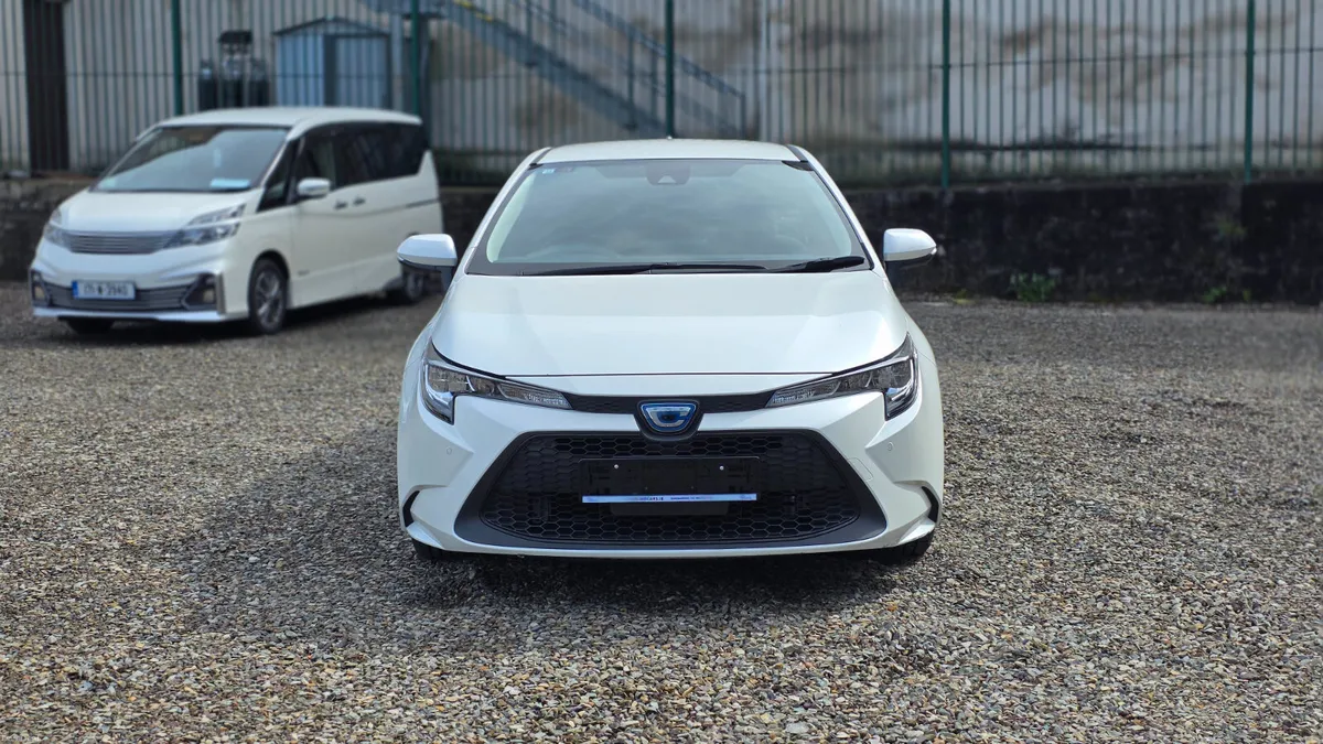 2019 Toyota Corolla Touring Hybrid - Image 4