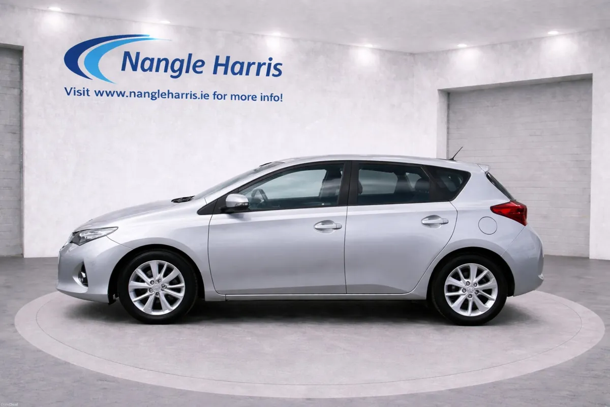 Toyota Auris 2014 - Image 2