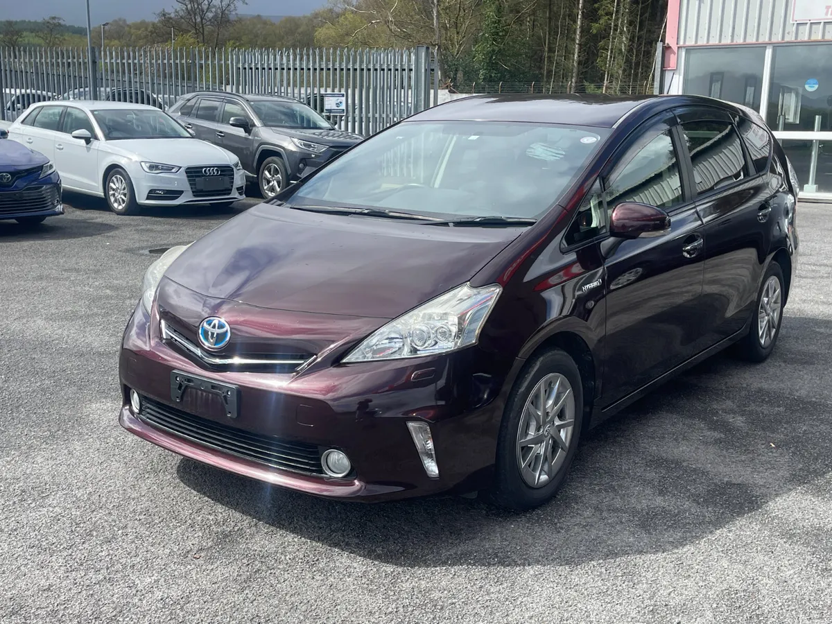 2014 Toyota Prius Alpha - Image 3