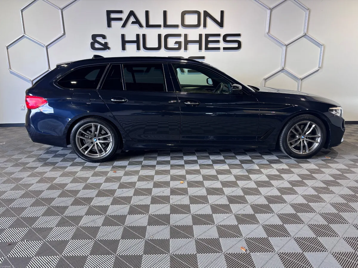 BMW 5 SERIES 520i M SPORT ESTATE AUTO // PETROL - Image 4