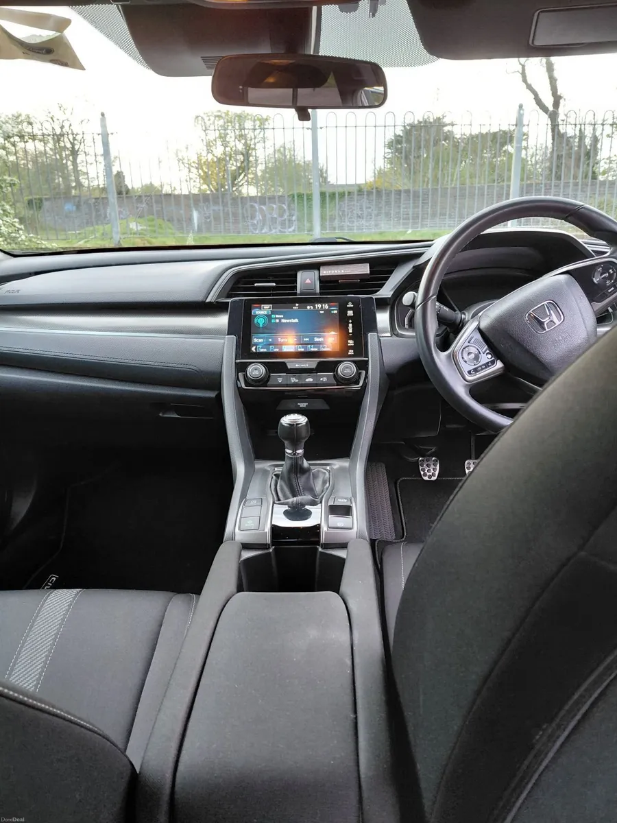 Honda Civic 2017 - Image 3