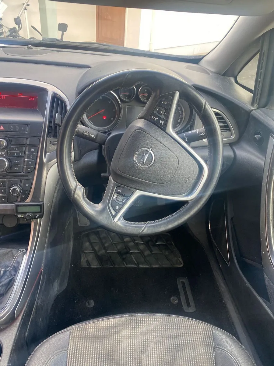 Opel Astra 2012 - Image 2