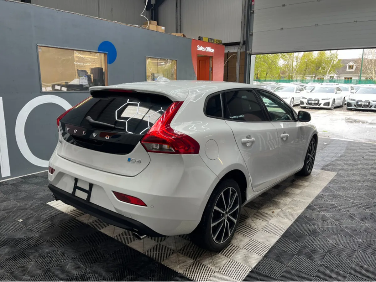 Volvo V40 2017 VOLVO V40 D4 MOMENTUM 2.0 AUTOMATIC - Image 2