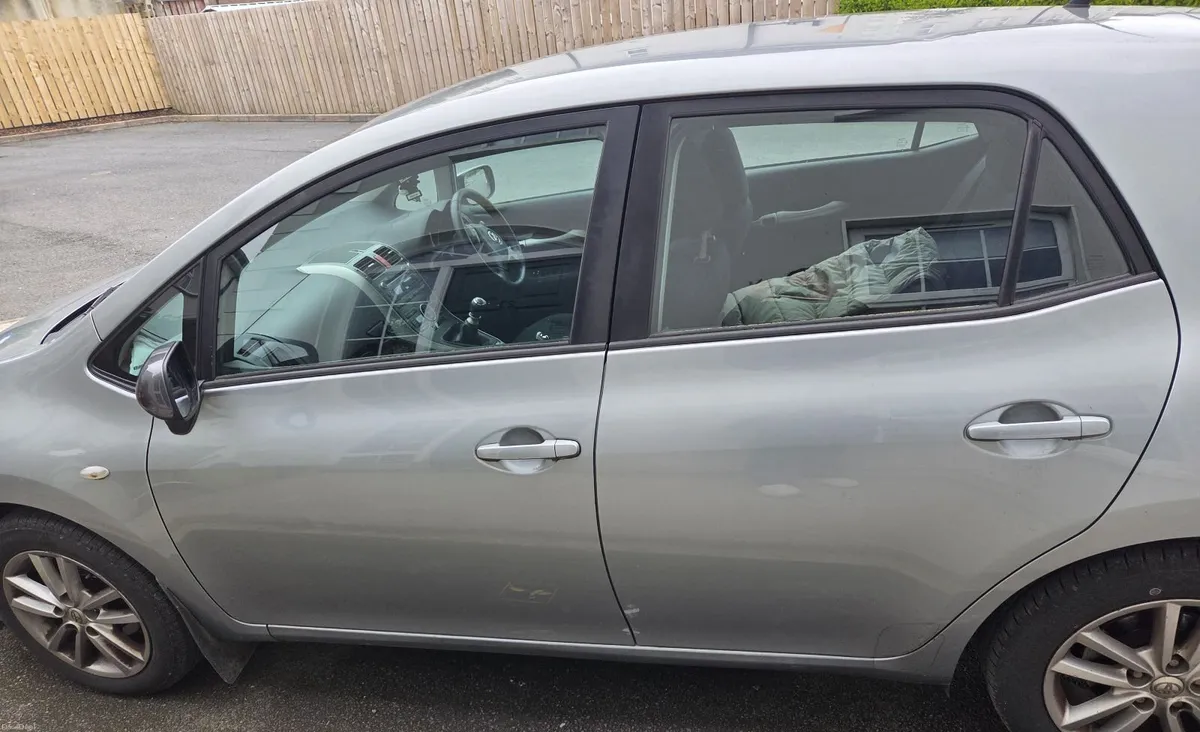 Toyota Auris 2009 - Image 2