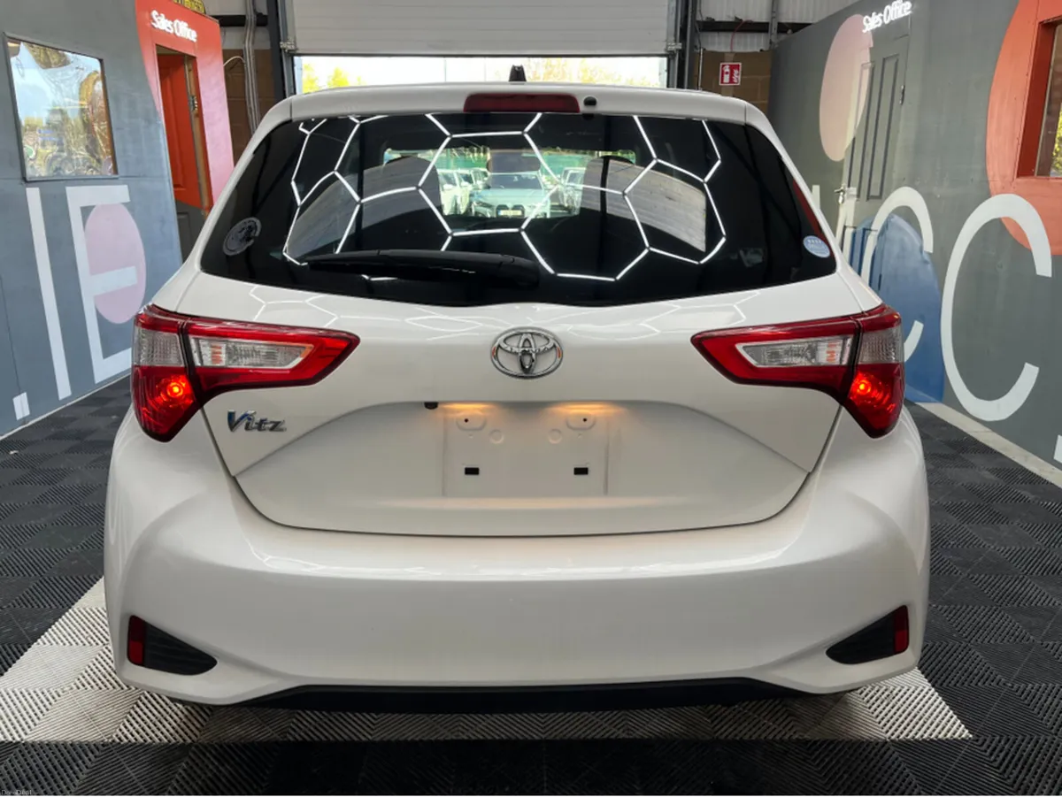 Toyota Vitz 2019 TOYOTA VITZ F 1.0 AUTOMATIC / REV - Image 3
