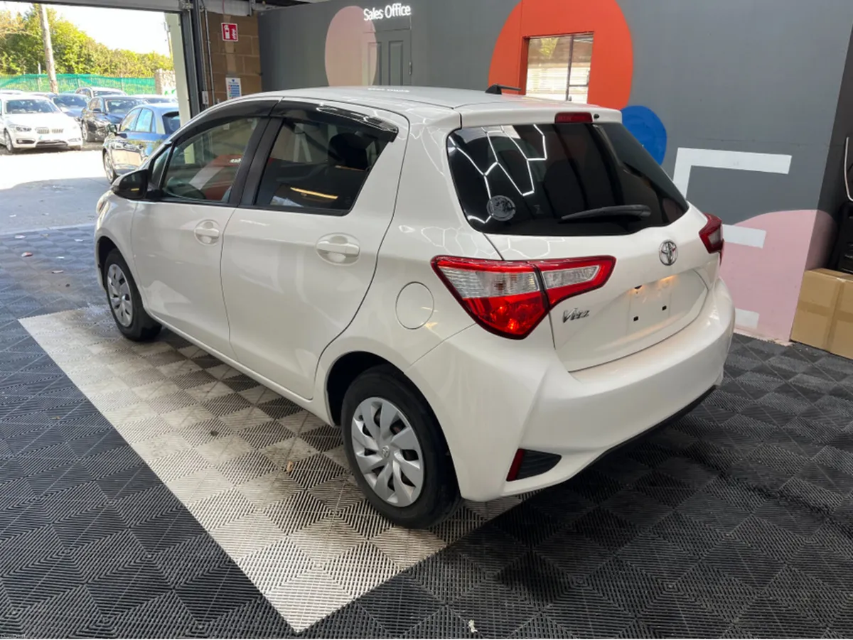 Toyota Vitz 2019 TOYOTA VITZ F 1.0 AUTOMATIC / REV - Image 4