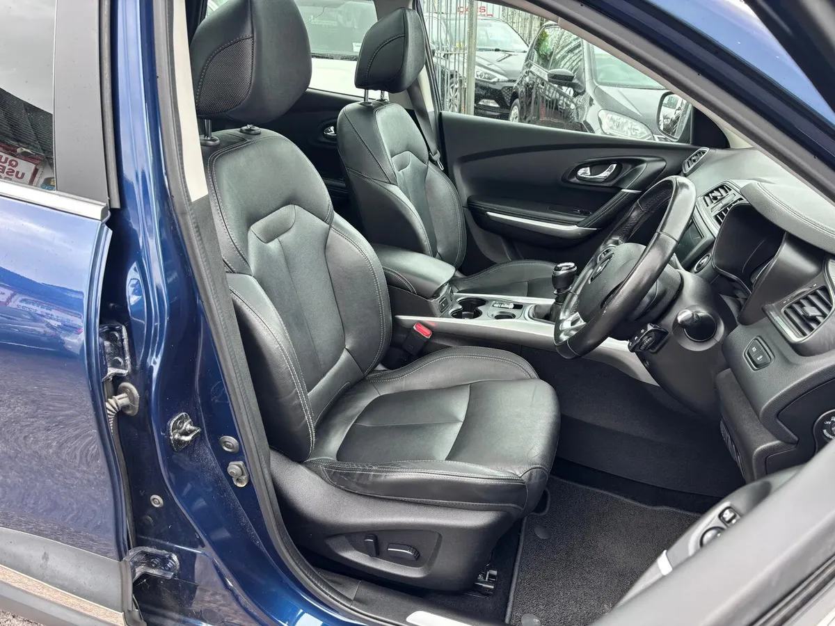 Renault Kadjar 2018  SIGNATURE  STUNNING  SUV - Image 2