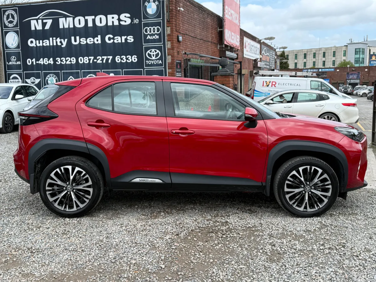 2025 Toyota Yaris Cross 1.5 HYBRID LUNA AUTO - Image 2