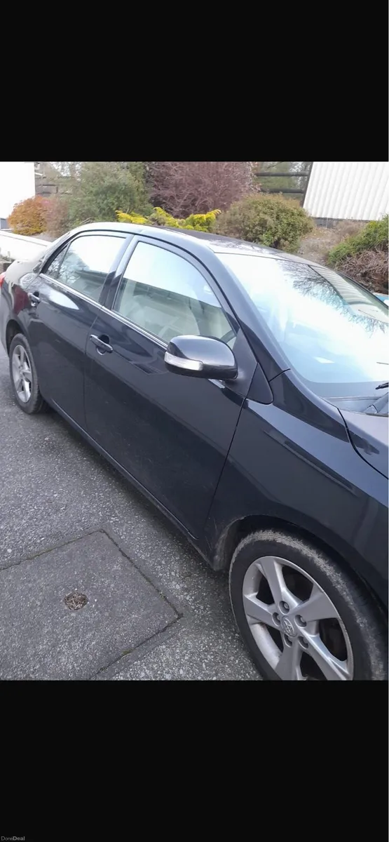 Toyota Corolla Black Saloon - Image 3