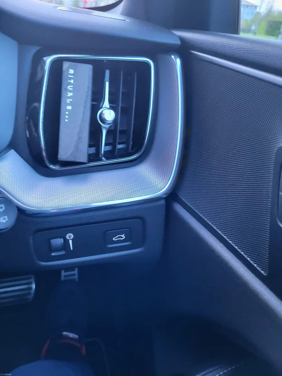 Volvo XC60 R Design - Image 2