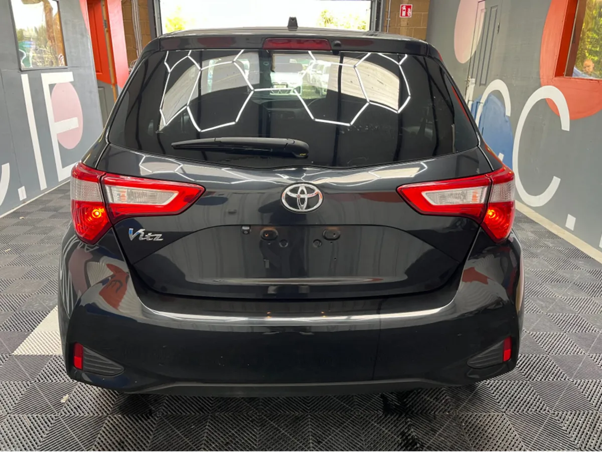 Toyota Vitz 2018 TOYOTA VITZ F 1.0 AUTOMATIC / REV - Image 3
