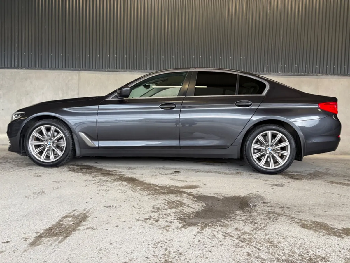 BMW 5-Series 520D SE AUT0 * LOW KMS * - Image 3