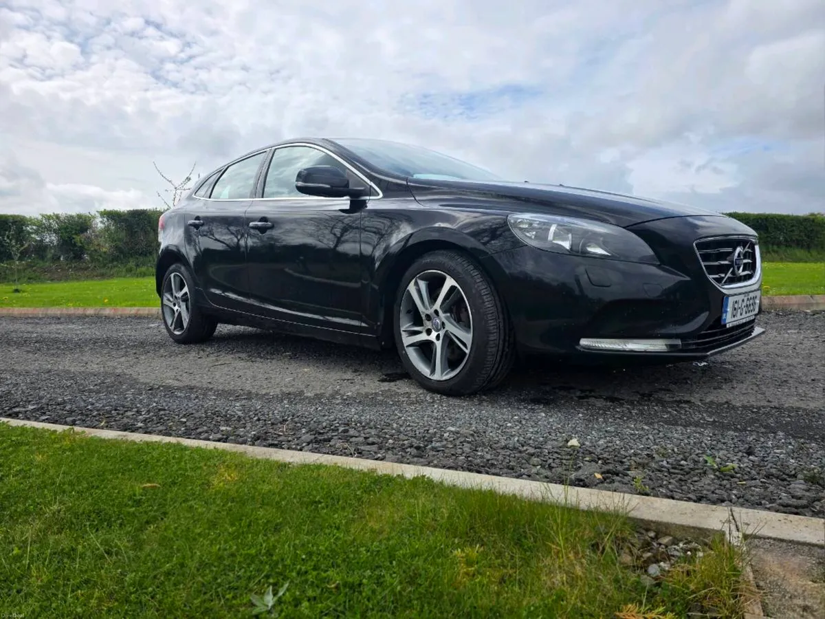 2016 (161) Volvo V40 T2 1.5 Petrol - Image 3