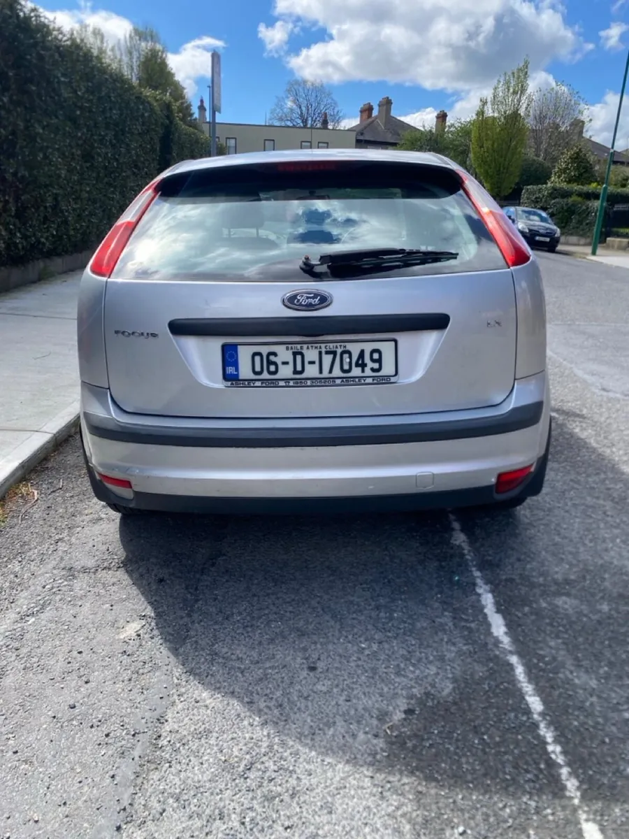2006 Ford Focus 1.4 petrol 5-door silver hatchback - Image 3