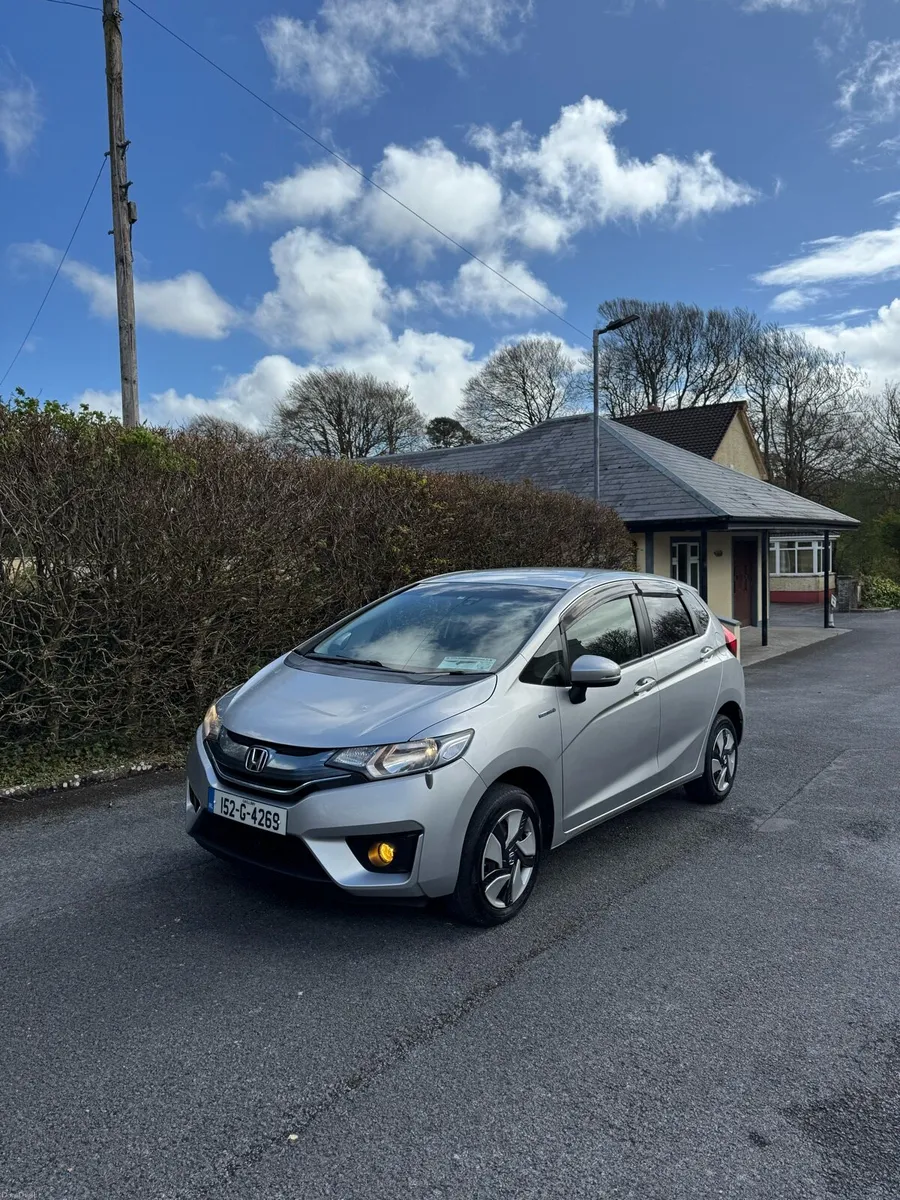 2015 Honda Fit 4WD Auto Hybrid - Image 4