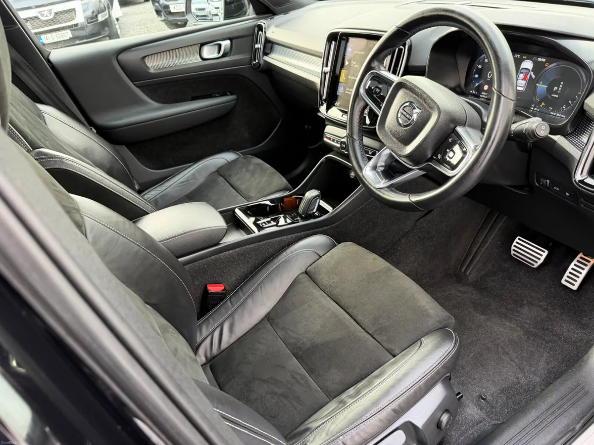 2022 VOLVO XC40 R-DESIGN T4 RECHARGE - Image 4