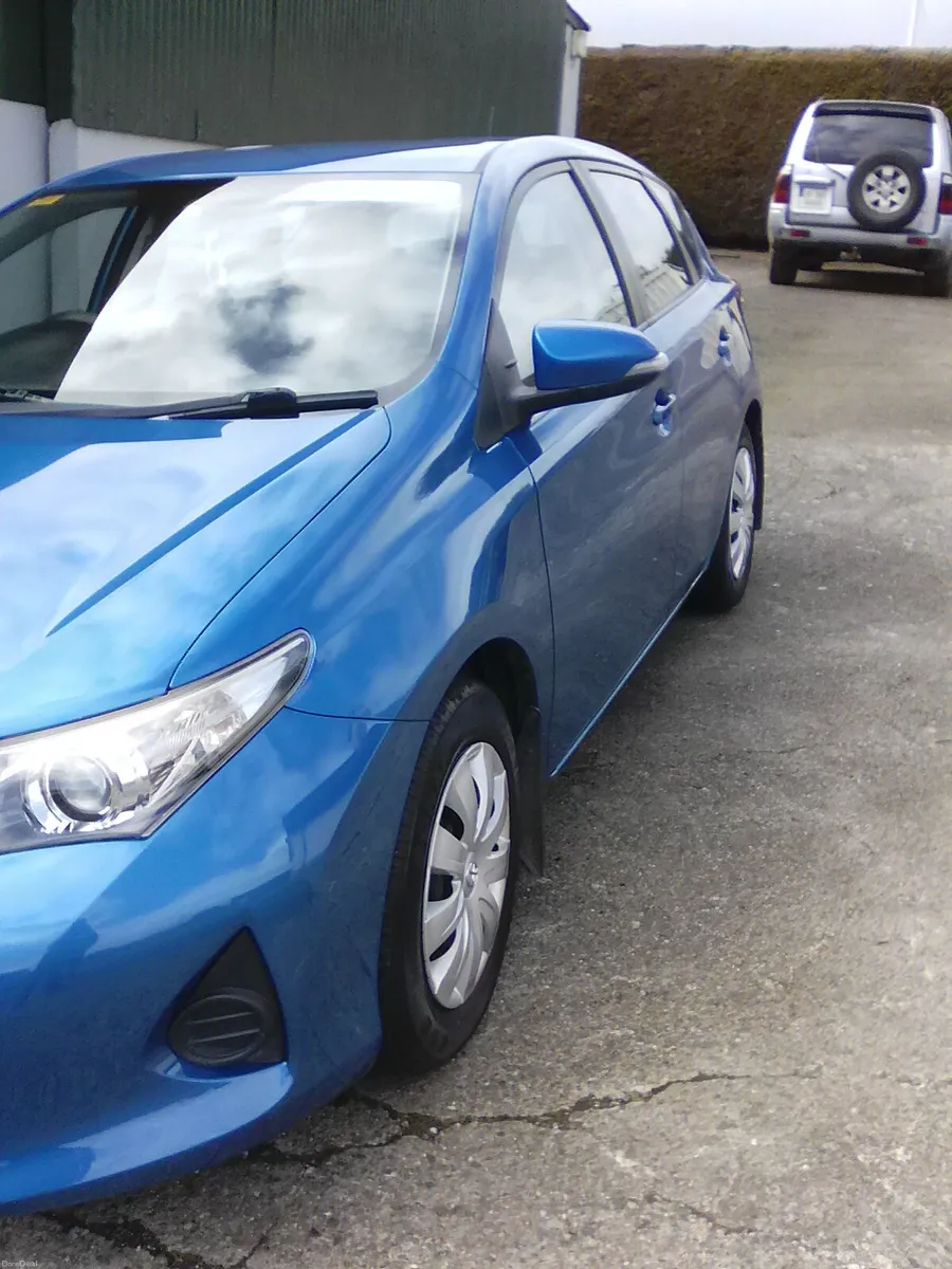 Toyota Auris 2013 - Image 2