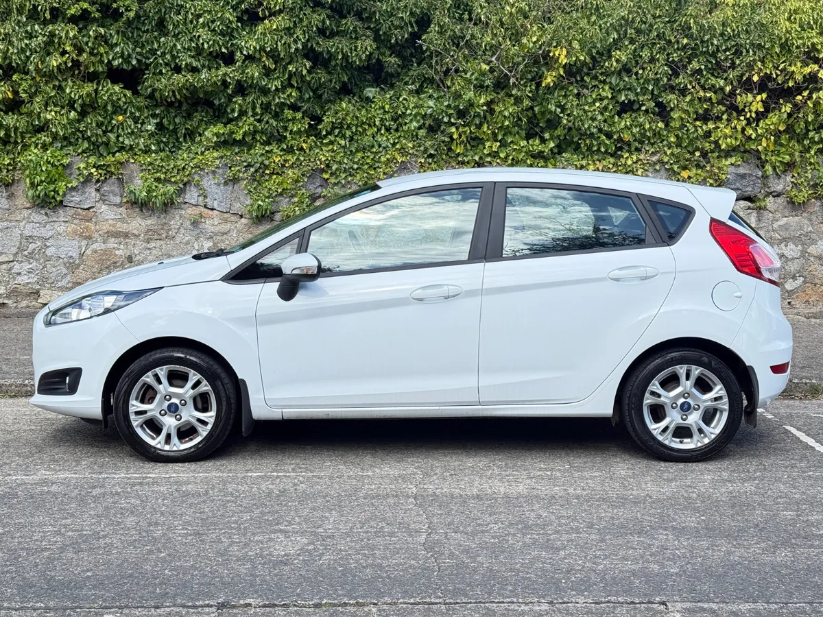 FORD FIESTA 1.25 ZETEC PETROL LOW KMS - Image 2