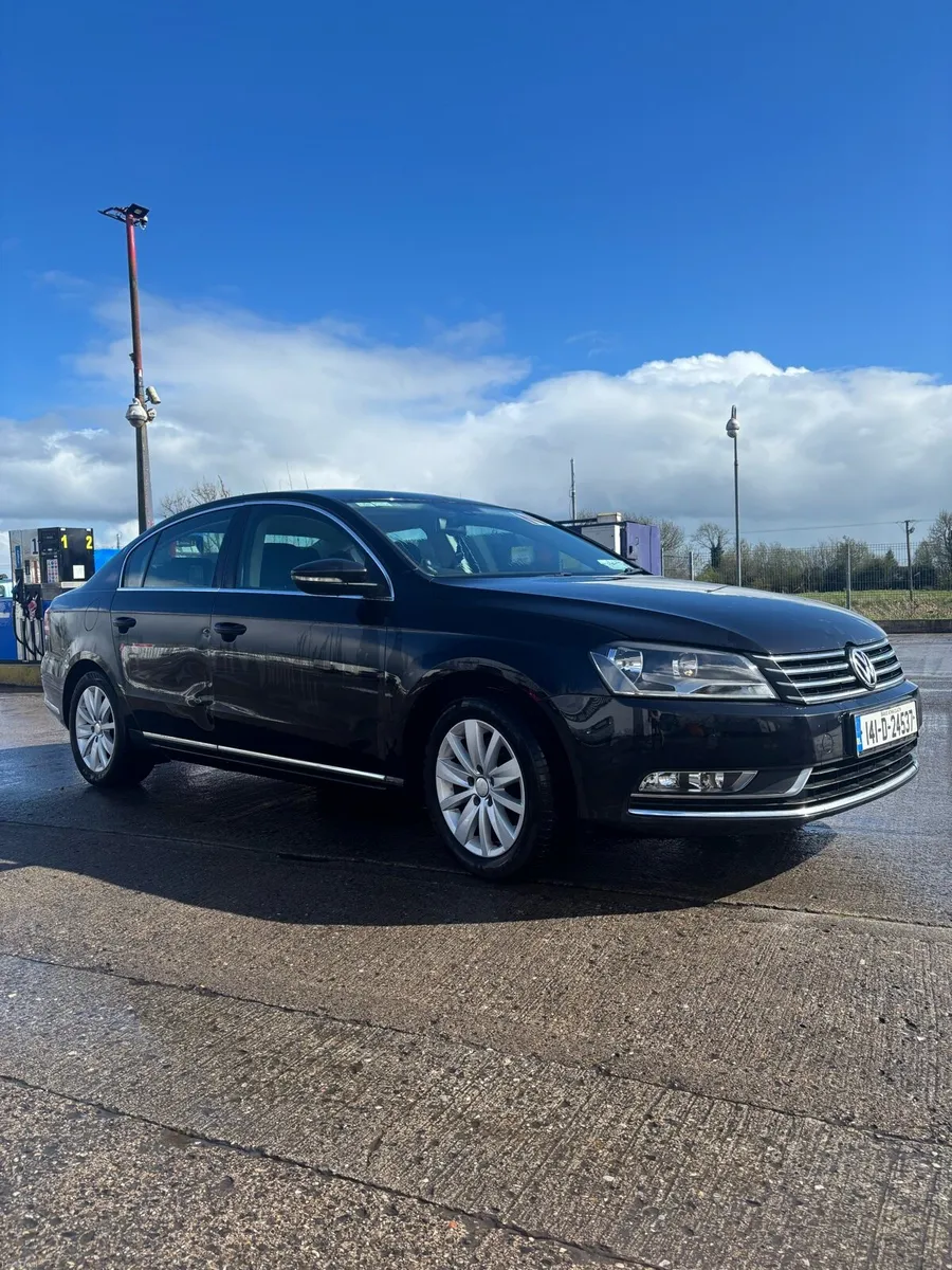 2014 Volkswagen Passat - Image 2