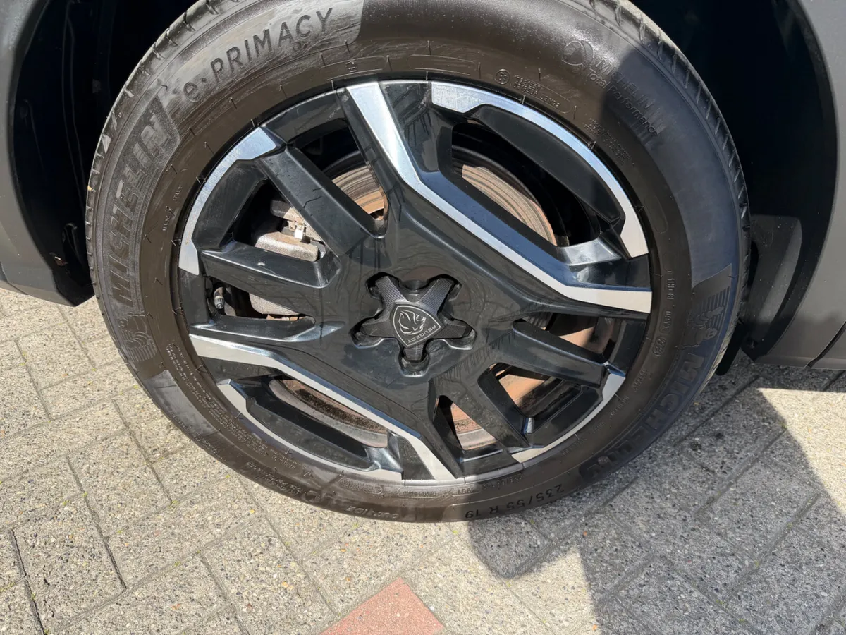 2025 Peugeot 5008 eAllure 73kwh - Image 4