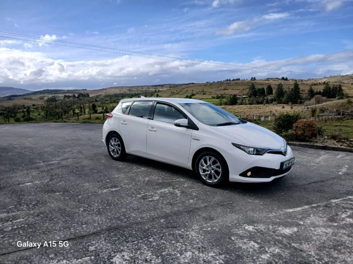 2016 Toyota Auris Hybrid - Image 2