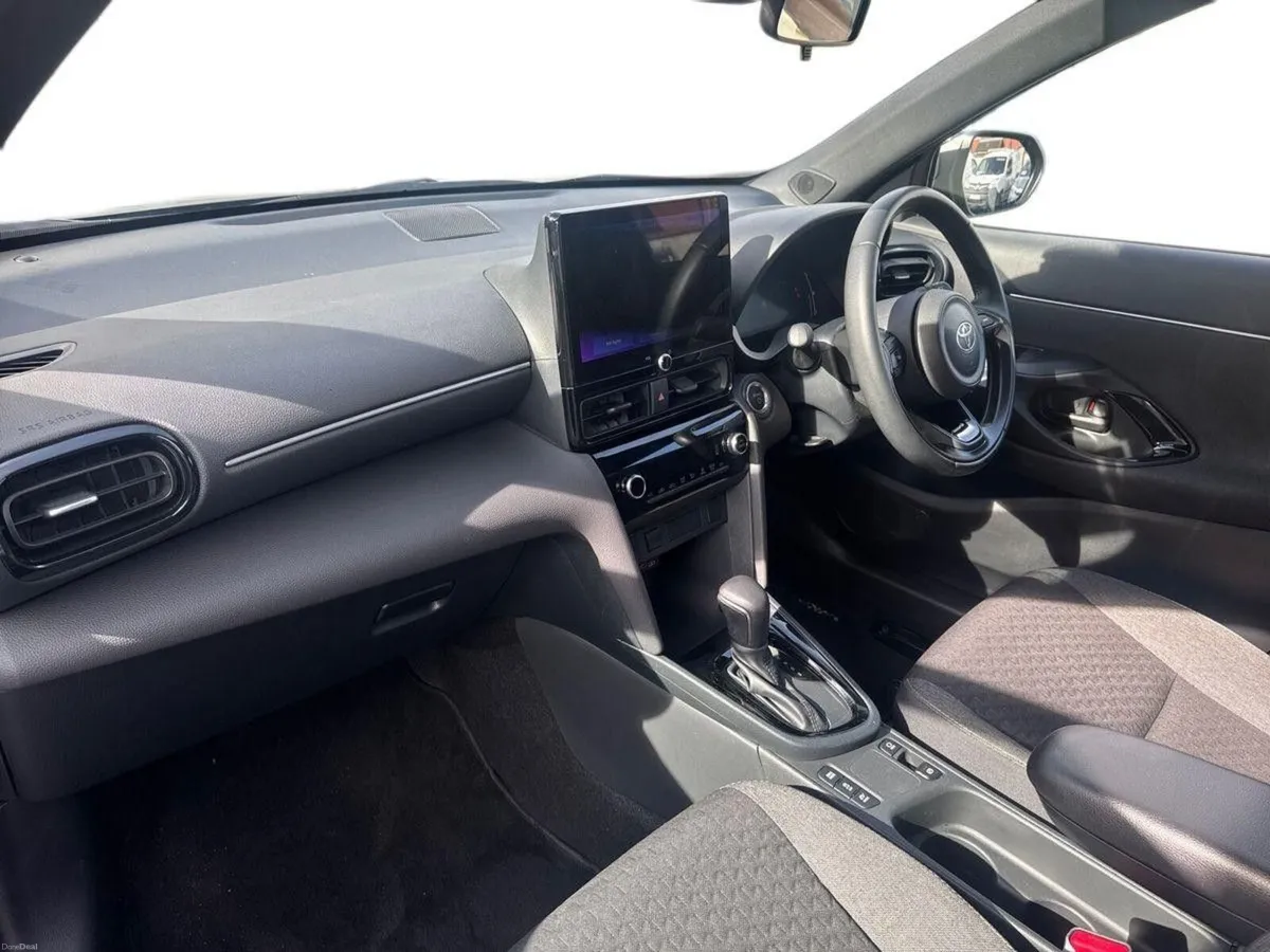 Toyota Yaris Cross 1.5 Hybrid Luna Sport Bi-tone - Image 4