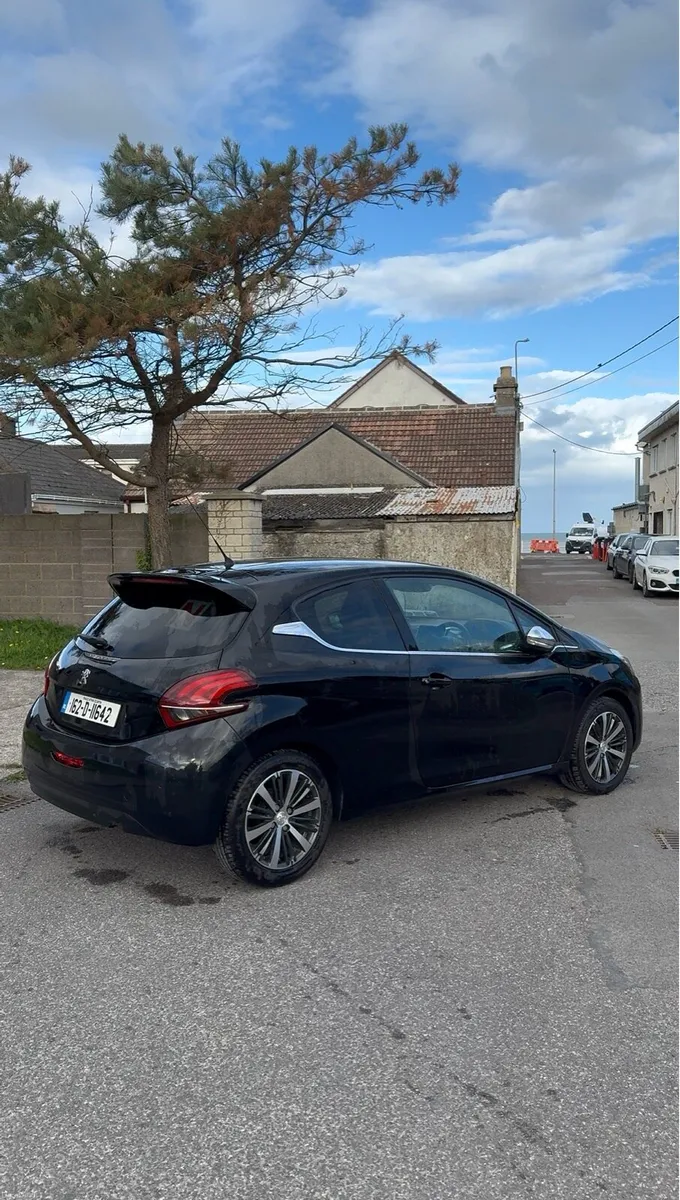 2016 Peugeot 208 - only 32,000 KM - Like New - Image 3